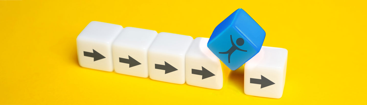 Vor einem gelb gefärbten Hintergrund sind sechs Würfel platziert. Fünf Würfel sind weiß und mit jeweils einem grauen Pfeil auf der Vorderseite nach rechts auf einer Würfelfläche stehend in Reih und Glied aneinandergereiht. Zwischen dem vierten und fünften weißen Würfel ist jedoch eine kleine Lücke: Ein blauer Würfel mit einem skizzierten Männchen in Grau auf der Vorderseite schließt diese Lücke mit der Würfelunterkante.