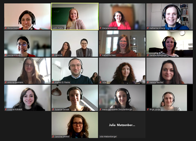 Die Eröffnungsveranstaltung des Zertifikatskurses Barrierefreie Kommunikation: Schriftdolmetschen im März 2022, mit 16 Teilnehmer:innen und der Vortragenden Judith Platter in hybrider Form in einer Zoom-Konferenz. Die Teilnehmer:innen lächeln in die Kamera und tragen meist Headsets.