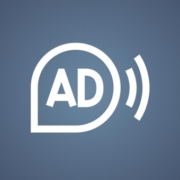 Piktogramm Audiodeskription, mit den Großbuchstaben AD innerhalb einer Sprechblase in Weiß auf blauem Hintergrund