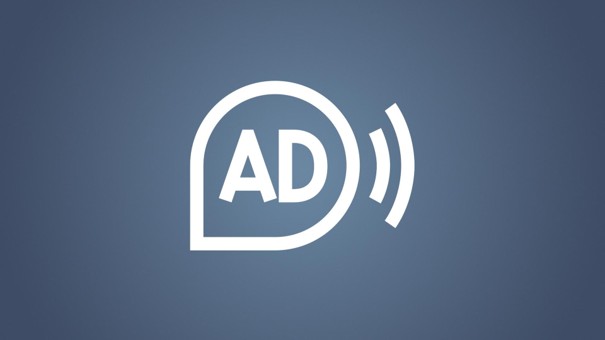 Piktogramm Audiodeskription, mit den Großbuchstaben AD innerhalb einer Sprechblase in Weiß auf blauem Hintergrund